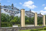 Kute ogrodzenie posesyjne w stylu barokowym z akcentami złoconymi, model mg09 — odtworzone ujęcie oryginalne. Wizualizacja AI.