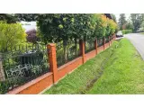 Wyrób kuty: Kute Ogrodzenie Posesyjne w Stylu Klasycznym z Ornamentyką Spiralną