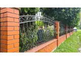 Wyrób kuty: Kute Ogrodzenie Posesyjne w Stylu Klasycznym z Ornamentyką Spiralną