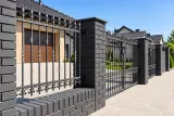 Kute ogrodzenie posesyjne z elementami ornamentalnymi, model OK07 — odtworzone ujęcie oryginalne. Wizualizacja AI.