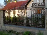 Wyrób kuty: Kute Ogrodzenie Posesyjne z Ornamentyką Florystyczną