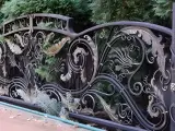 Wyrób kuty: Kute ogrodzenie posesyjne z ornamentyką florystyczną w estetyce barokowej