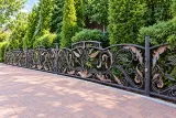 Kute ogrodzenie posesyjne z ornamentyką florystyczną w estetyce barokowej, model mg13 — odtworzone ujęcie oryginalne. Wizualizacja AI.