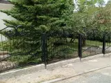 Wyrób kuty: Kute Ogrodzenie Posesyjne z Ornamentyką Klasyczną