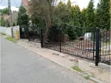 Wyrób kuty: Kute Ogrodzenie Posesyjne z Ornamentyką Klasyczną