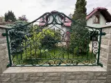 Wyrób kuty: Kute Ogrodzenie Posesyjne z Ornamentyką Klasyczną