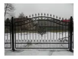 Wyrób kuty: Kute Ogrodzenie Posesyjne z Ornamentyką Klasyczną i Grotami Wiktoriańskimi