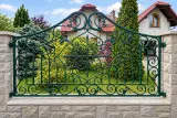 Kute ogrodzenie posesyjne z ornamentyką klasyczną, model OK85 — odtworzone ujęcie oryginalne. Wizualizacja AI.