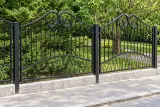 Kute ogrodzenie posesyjne z ornamentyką klasyczną, model OK86 — odtworzone ujęcie oryginalne. Wizualizacja AI.