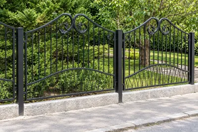 Kute ogrodzenie posesyjne z ornamentyką klasyczną, model OK86 — odtworzone ujęcie oryginalne. Wizualizacja AI.