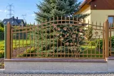 Kute ogrodzenie posesyjne z ornamentyką winorośli, model OK81 — odtworzone ujęcie oryginalne. Wizualizacja AI.