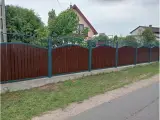 Wyrób kuty: Kute Ogrodzenie Posesyjne z Panelami Stalowymi Imitującymi Drewno