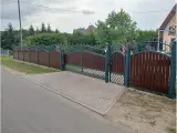 Wyrób kuty: Kute Ogrodzenie Posesyjne z Panelami Stalowymi Imitującymi Drewno