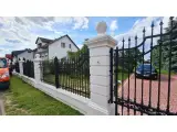 Wyrób kuty: Kute Ogrodzenie Posesyjne z Pionowymi Prętami i Ozdobnymi Szpicami