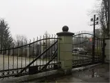 Wyrób kuty: Kute Ogrodzenie Rezydencjalne z Ornamentyką Klasyczną