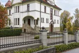 Kute ogrodzenie rezydencjalne z ornamentyką klasyczną, model ok162 — odtworzone ujęcie oryginalne. Wizualizacja AI.