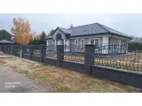 Wyrób kuty: Kute Ogrodzenie Rezydencjalne z Zdobionymi Przęsłami Stylu Klasycznego