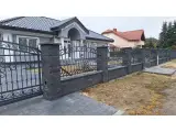 Wyrób kuty: Kute Ogrodzenie Rezydencjalne z Zdobionymi Przęsłami Stylu Klasycznego