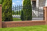 Kute przęsło ogrodzeniowe o klasycznym wzorze ornamentalnym, model OK29 — odtworzone ujęcie oryginalne. Wizualizacja AI.