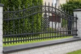 Kute przęsło ogrodzeniowe stylizowane z zdobieniami ręcznie formowanymi, model OK31 — odtworzone ujęcie oryginalne. Wizualizacja AI.
