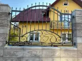 Wyrób kuty: Kute Przęsło Ogrodzeniowe z Elementami Klasycznymi