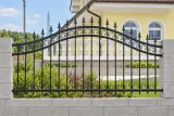 Kute przęsło ogrodzeniowe z łukowym zwieńczeniem i elementami ornamentowymi, model OK39 — odtworzone ujęcie oryginalne. Wizualizacja AI.