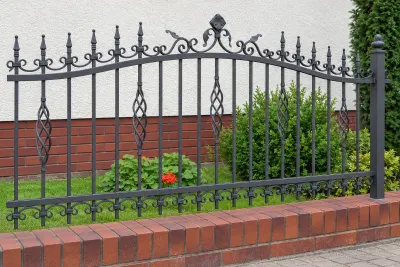 Kute przęsło ogrodzeniowe z ornamentalnym zdobieniem, model OK05 — odtworzone ujęcie oryginalne. Wizualizacja AI.