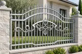 Kute przęsło ogrodzeniowe z ornamentyką barokową i łukowym zwieńczeniem, model mg11 — aranżacja: wykończona posesja z jasnego kamienia z szarymi słupkami. Wizualizacja AI.