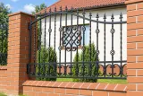 Kute przęsło ogrodzeniowe z ornamentyką klasyczną i akcentami spiralnymi, model OK60 — odtworzone ujęcie oryginalne. Wizualizacja AI.
