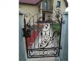 Wyrób kuty: Kute Przęsło Ogrodzeniowe ze Zwojami i Liśćmi