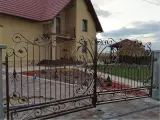 Wyrób kuty: Kute Przęsło Ogrodzeniowe ze Zwojami i Liśćmi