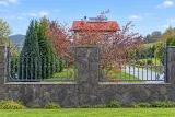 Kute stalowe przęsło ogrodzeniowe ze zdobieniami ornamentalnymi, model OK50 — odtworzone ujęcie oryginalne. Wizualizacja AI.