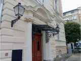 Wyrób kuty: Kuty Daszek Wejściowy ze Szklanym Panelem i Ornamentyką Kowalską
