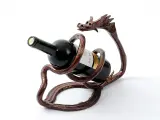 Wyrób kuty: Kuty Metalowy Stojak na Wino 'Smok'