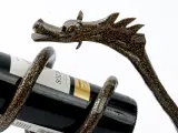 Wyrób kuty: Kuty Stalowy Stojak na Wino: Motyw Smoka
