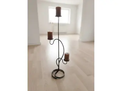 Wyrób kuty: Kuty świecznik podłogowy trójpłomienny, organiczny design