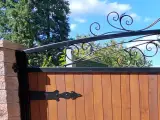 Wyrób kuty: Kuty System Wjazdowy: Brama Dwuskrzydłowa i Furtka z Drewnem Świerkowym oraz Ornamentyką Klasyczną
