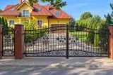 Kuty zespół bramny z ornamentem winorośli i patyną wielobarwną, model sd114 — odtworzone ujęcie oryginalne. Wizualizacja AI.