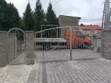 Wyrób kuty: Kuty Zespół Wjazdowy: Brama Dwuskrzydłowa i Furtka z Elementami Rococo