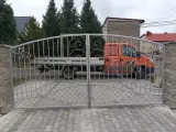 Wyrób kuty: Kuty Zespół Wjazdowy: Brama Dwuskrzydłowa i Furtka z Elementami Rococo