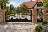 Kuty zestaw wjazdowy z bramą i furtką ornamentalną, model sd113 — aranżacja europejskiej posesji z dopasowanymi elementami ogrodzenia. Wizualizacja AI.