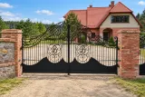 Kuty zestaw wjazdowy z bramą i furtką ornamentalną, model sd113 — odtworzone ujęcie oryginalne. Wizualizacja AI.