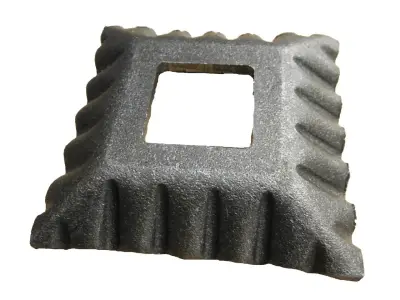 Wyrób kuty: Maskownica metalowa ozdobna do słupów balustradowych 80x80 mm otwór 40x30 mm
