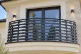 Nowoczesna kuta balustrada balkonowa o minimalistycznym wzorze, model sc50 — aranżacja w nowej przestrzeni. Wizualizacja AI.