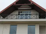 Wyrób kuty: Nowoczesna Kuta Balustrada Zewnętrzna z Wypełnieniem Krzyżakowym