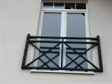 Wyrób kuty: Nowoczesna Kuta Balustrada Zewnętrzna z Wypełnieniem Krzyżakowym