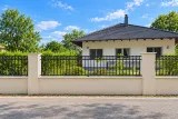 Nowoczesne ogrodzenie kute z panelem geometrycznym, model mg23 — odtworzone ujęcie oryginalne. Wizualizacja AI.