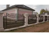 Wyrób kuty: Ogrodzenie Kute Klasyczne z Złoconymi Ornamentami