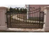 Wyrób kuty: Ogrodzenie Kute Klasyczne z Złoconymi Ornamentami