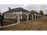 Wyrób kuty: Ogrodzenie Kute Klasyczne z Złoconymi Ornamentami